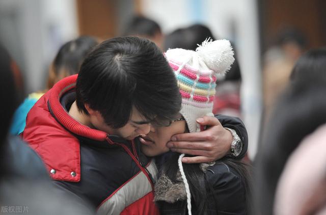 不替旧日忧,相拥怨隔泣.恩叙碎言语,妆饬心悲仪.