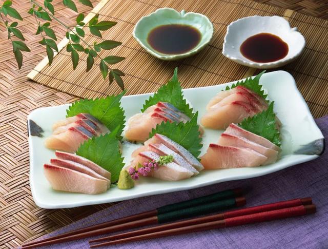 中国人为啥不吃深海鱼，为什么日本人天天吃的生鱼片，到了中国却满是寄生虫