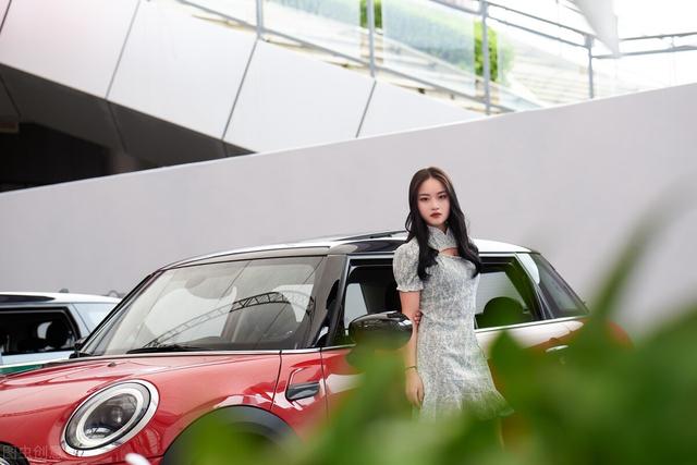 裸体美女图片动态:杨幂爆照晒性感身材，却引发网友冲突，这次她真的错了吗？