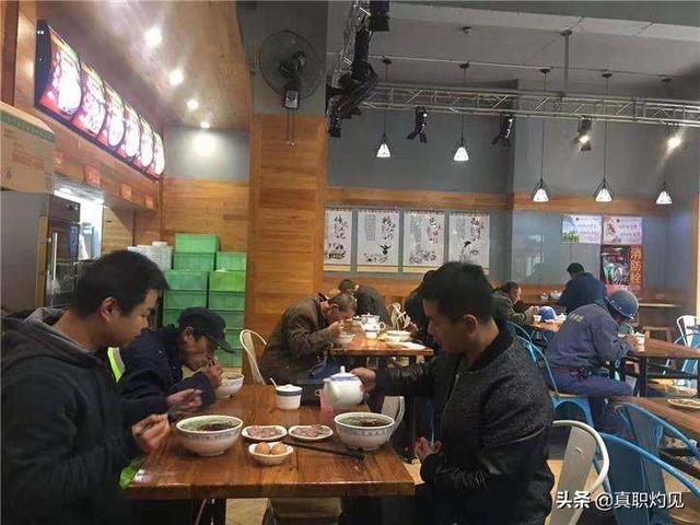 为什么面馆里一般都是用水煮面然后放高汤里，而不直接用高汤煮面？插图41