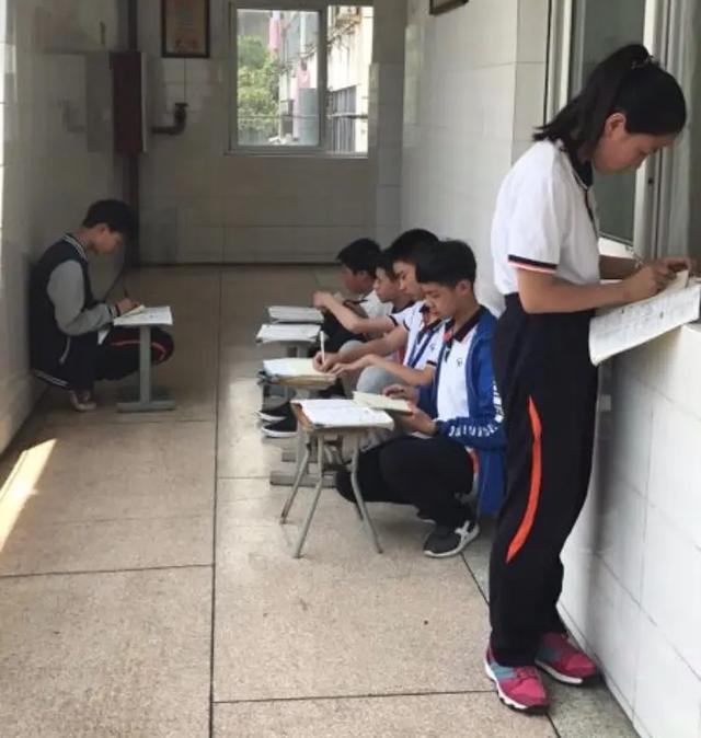 学生上课迟到被赶出去罚站,学生不会老师罚站(图3)