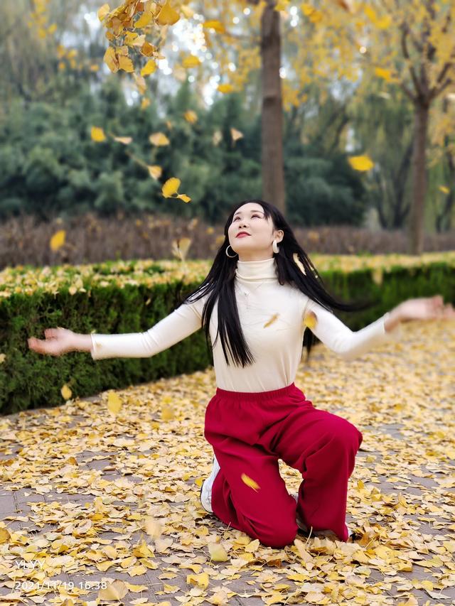雪梨朱宸慧:小城市有那么多美女开着豪车都是她们自己赚钱买的吗