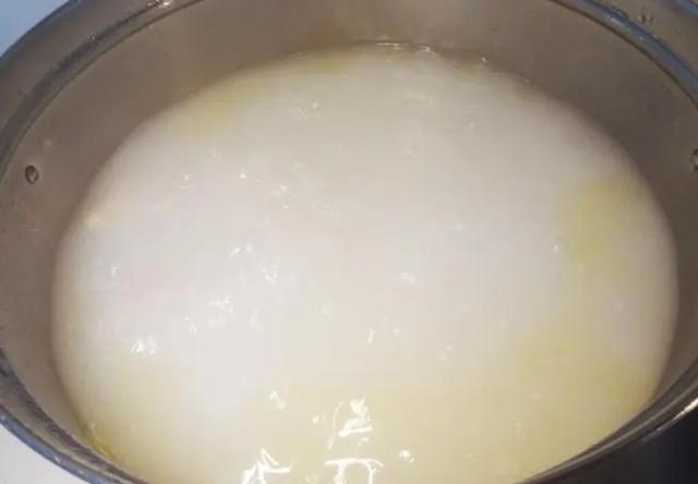 生牛骨的骨髓颜色:如何使牛骨头熬出的汤是奶白色的？
