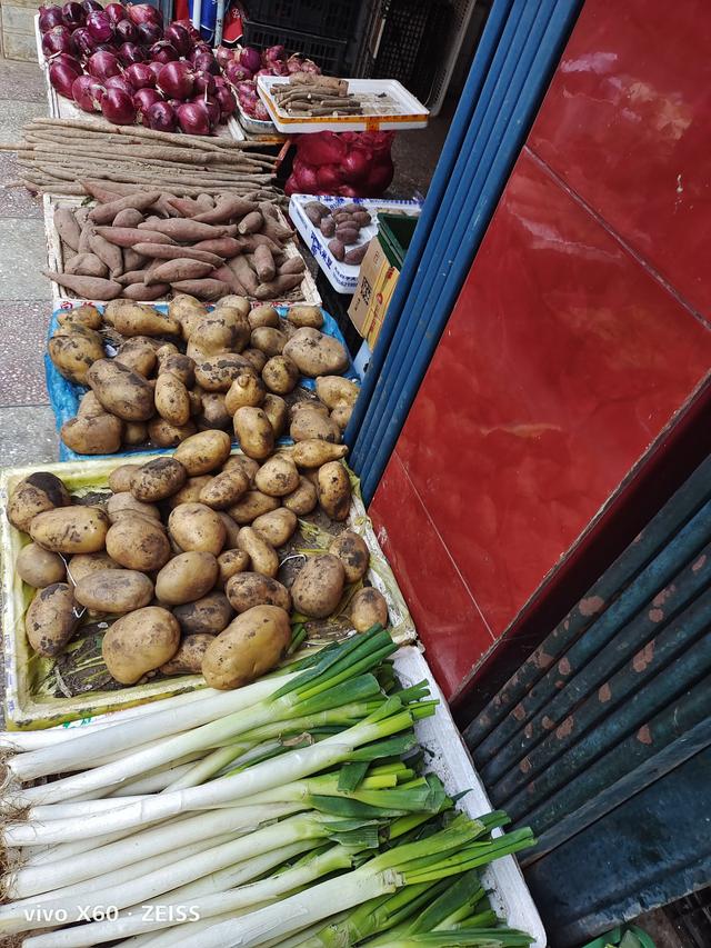 重庆大叔购60吨蔬菜送西安市民，一个蔬菜摊一个月能赚多少钱？
