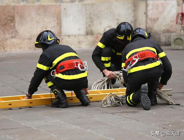 消防员救狗跳粪坑合理嘛:安徽一消防员救轻生女子时坠楼不幸牺牲，轻生家属需要赔偿吗？