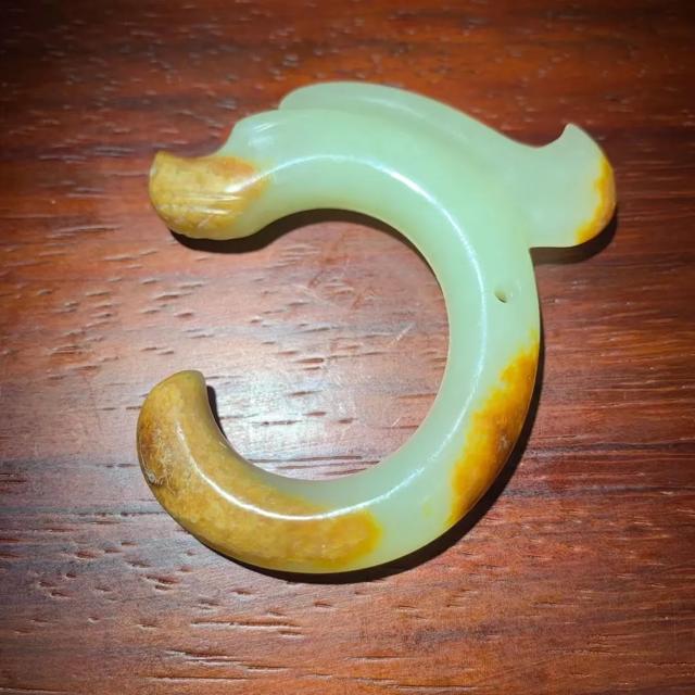 在河南濮阳出土的中华第一龙是由什么材料制成的