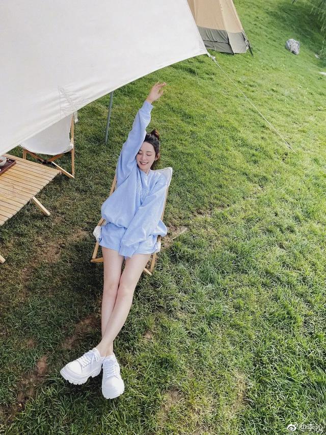 美女遛狗街拍:你见过最好看的街拍女孩是什么样子呢？敢不敢发出来看看？ 美女遛狗视频