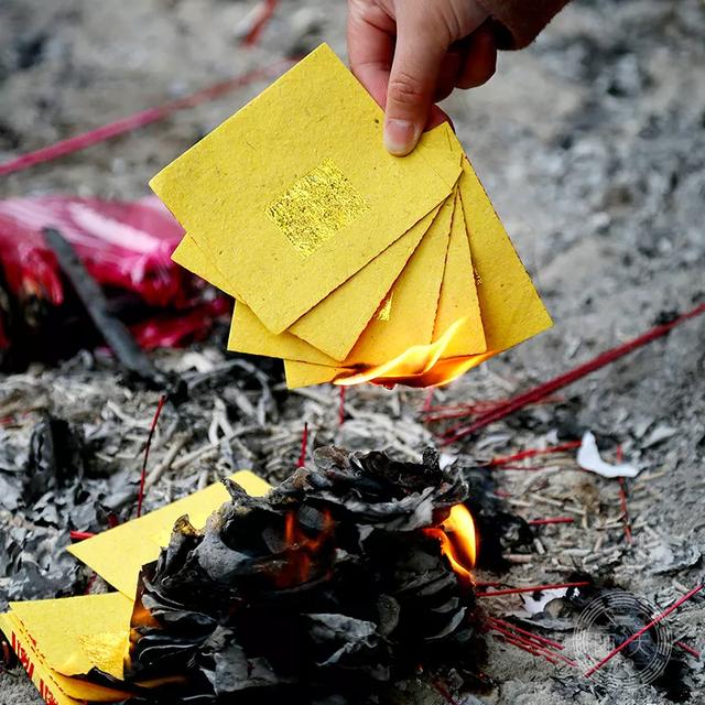 去世的人越疼爱谁越不托梦,烧纸钱给死去的亲人有用处吗？(人死了爱还在)