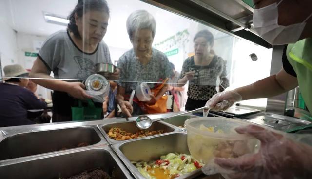 社区食堂若普及会带来哪些好处，社区食堂两荤二素15元主食随便吃，居民还不愿意来吃嫌贵吗