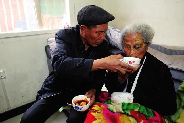 对于赡养老人儿女轮流伺候是最好的方法吗?-惠修网