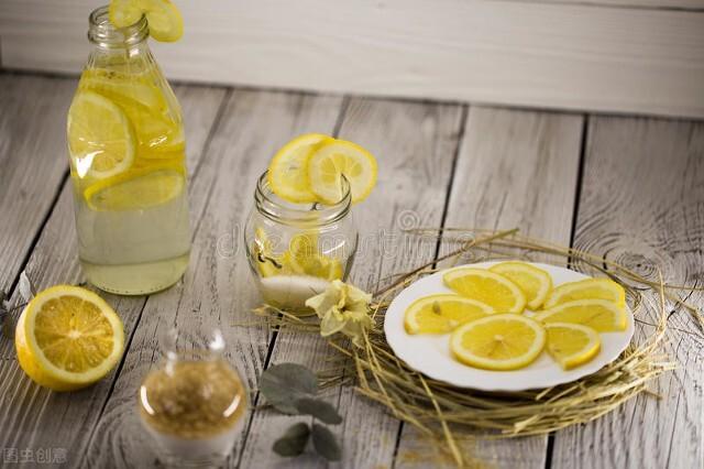 女性长期坚持喝柠檬水有什么好处？喝柠檬水的禁忌及坏处哪些