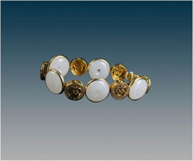 金镶玉和田玉吊坠,金镶玉是不是和田玉，它的价值怎么样？