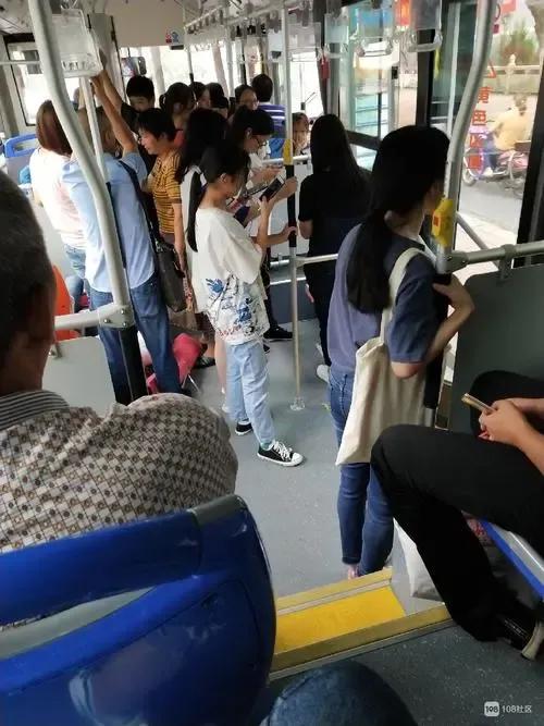 公交车要不要取消让座，公交车上，年轻人应该不应该给老年人让座