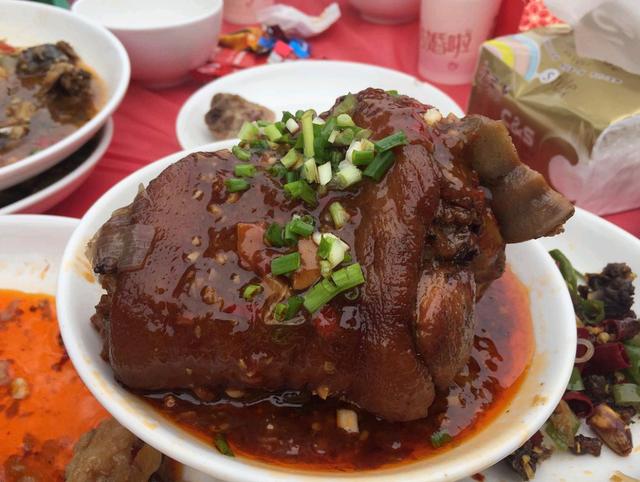 梦见很多亲戚和熟人在吃酒席,农村宴席，为什么男人和女人不同席？