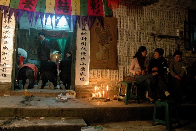 79岁父亲去世还未下葬,守夜的亲戚就在灵堂前喝酒娱乐,合理吗?-惠修网