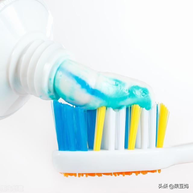 脑残美女挤奶喂狗:养狗给生活带来哪些变化？