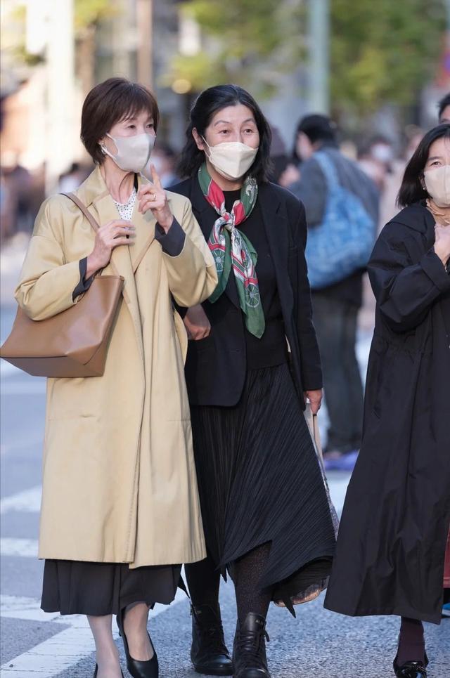 日本人的穿衣风格特点(日本女人的衬衫裙穿搭)(6)