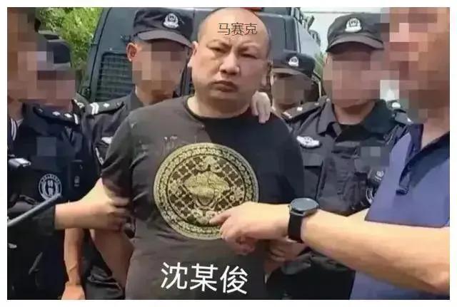 斑马纹t恤 男:唐山打人事件烧烤店内“骷髅T恤男”上热搜，真实身份是何人？