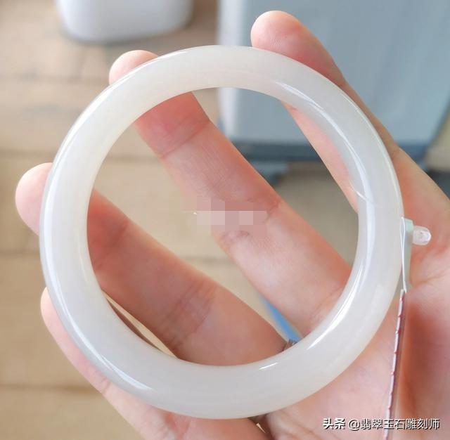 好的玉镯子有什么特征,请懂玉的条友帮忙看看这条镯子怎么样？