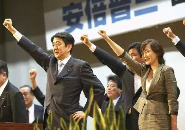 安倍晋太郎:日本换新首相了，那安倍晋三去哪儿了？