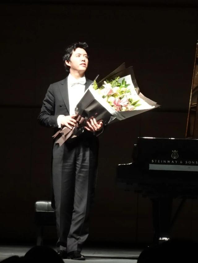 李依晓承认整容:为什么李云迪承认了嫖娼，而不是狡辩说是情侣什么的？