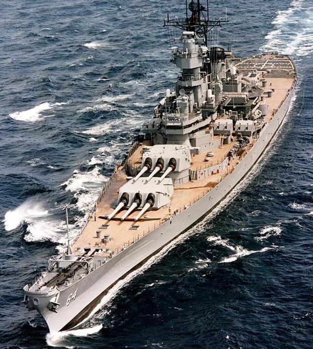 052D型驱逐舰和1943年的衣阿华战列舰在45KM开阔海域偶遇,谁会赢？