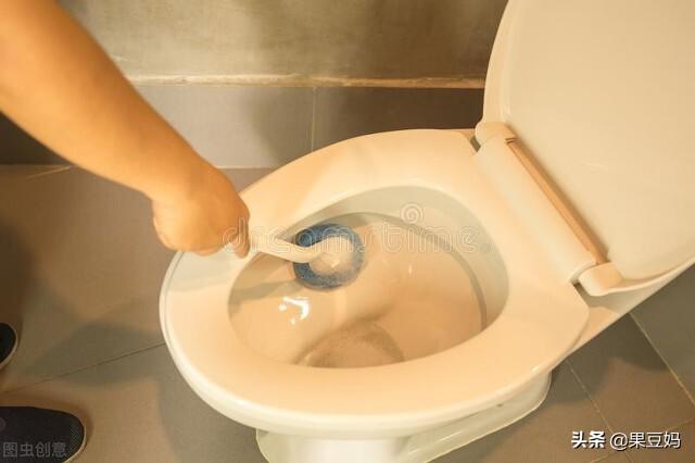脑残美女挤奶喂狗:养狗给生活带来哪些变化？