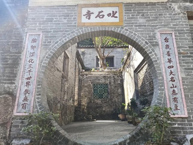 烧香拜佛的正确姿势，出去旅游，进入寺庙。需不需要跪拜？