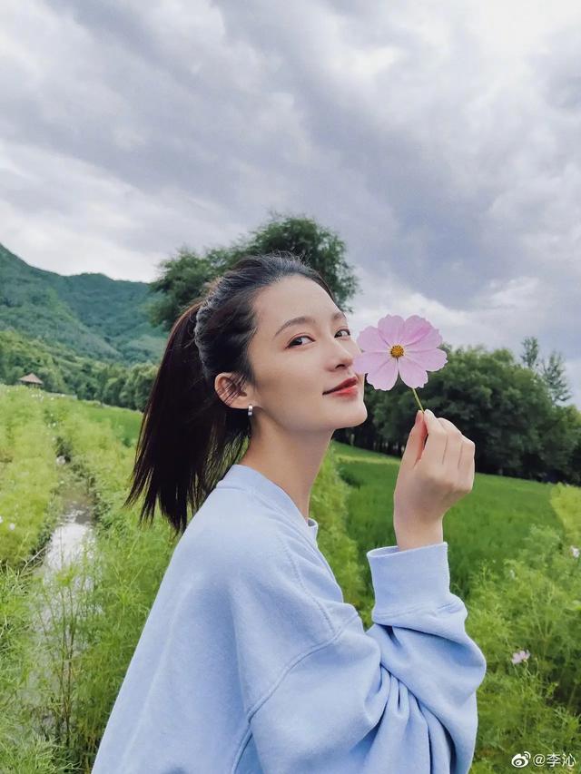 美女遛狗街拍:你见过最好看的街拍女孩是什么样子呢？敢不敢发出来看看？ 美女遛狗视频