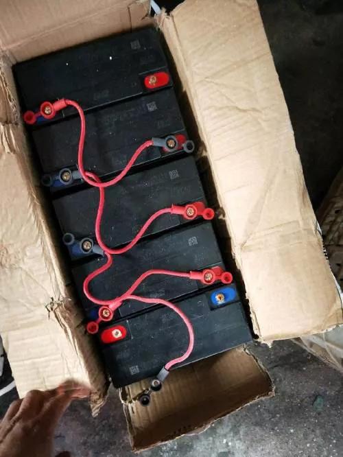 电动车48v的是四块12v串起来的续航不太足可以再加一块12v的并联可以