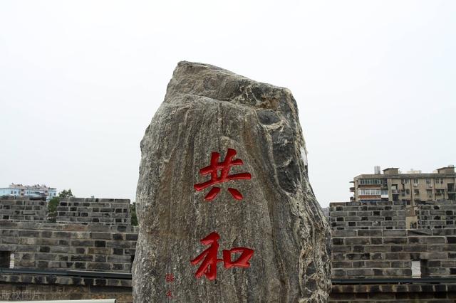 陈嘉桓被非礼照片:多年不见的异性同学，聚会后张开怀抱想要拥抱你，该拒绝吗