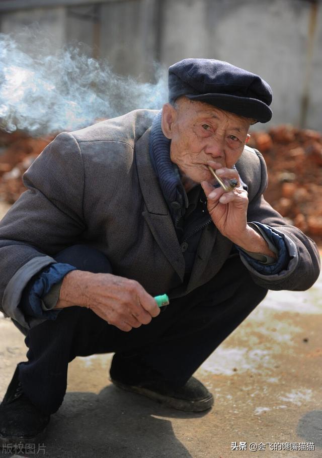 老男人抽烟的帅气图片图片