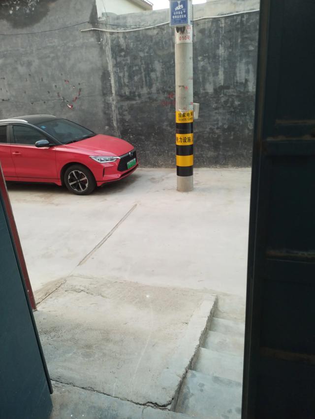 电线杆对着大门多远才不影响风水,门囗正对电线杆能否要求供电所挪一挪？