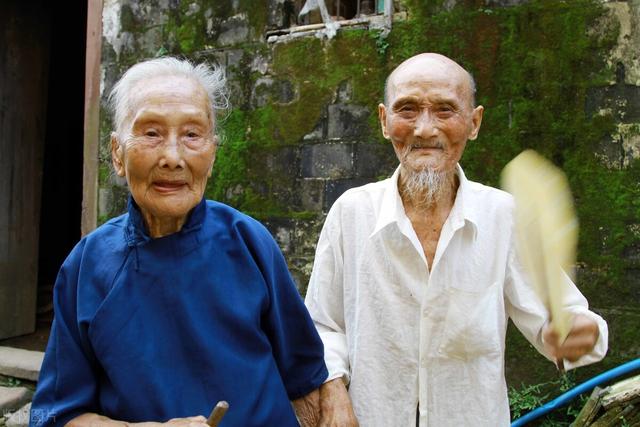 百岁老人谈长寿秘诀，70-79岁是长寿关键期，要如何做才能确保健康长寿