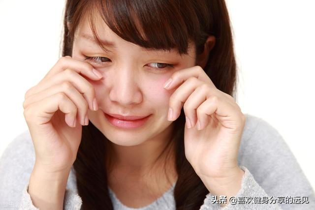 矮穷丑男子擅长pua,有三个漂亮女朋友养他,什么是pua？
