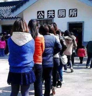 如何看待有些女性到男厕如厕的现象？