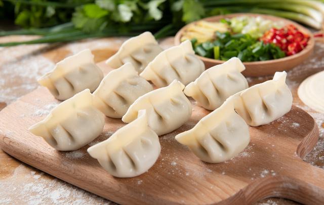 我是保姆,雇主让我包许多饺子,她已婚女儿连吃带拿,我还包吗？