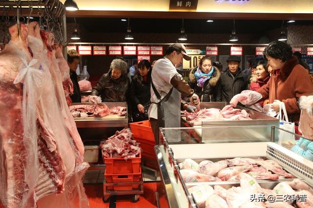当前猪肉市场形势如何，猪价全面下跌，市场上肉量过剩，为啥猪肉还在涨价，应该压栏吗