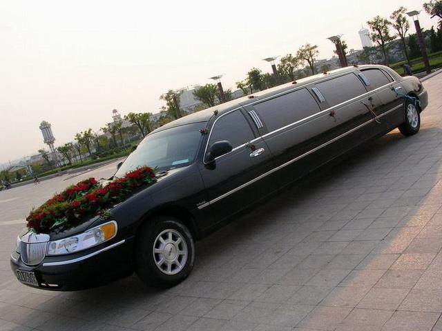 所以加长车从真正的商务用户市场,逐渐下沉到出行服务市场,车辆多用于