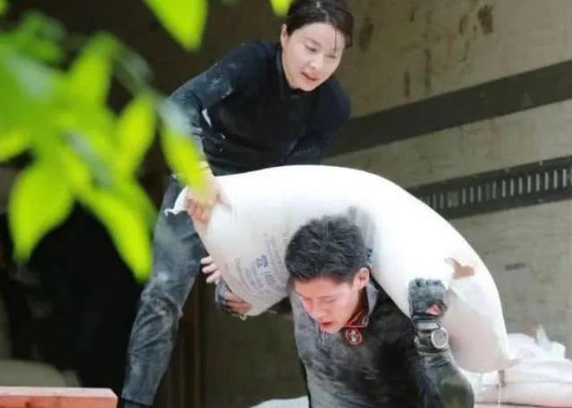 郭晶晶面相百年难遇:郭晶晶虽为跳水冠军，却“相貌一般”，当年霍启刚为什么非她不娶