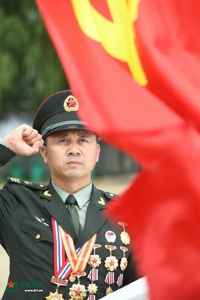 有个朋友是六级士官,一个月拿到手有一万三,他想转业有什么建议？