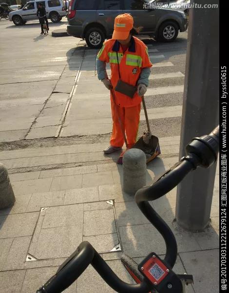 环卫工带宠物鸭扫大街萌翻网友:很多一线环卫工人，又脏，又累，挣钱又少，对此你有什么看法？