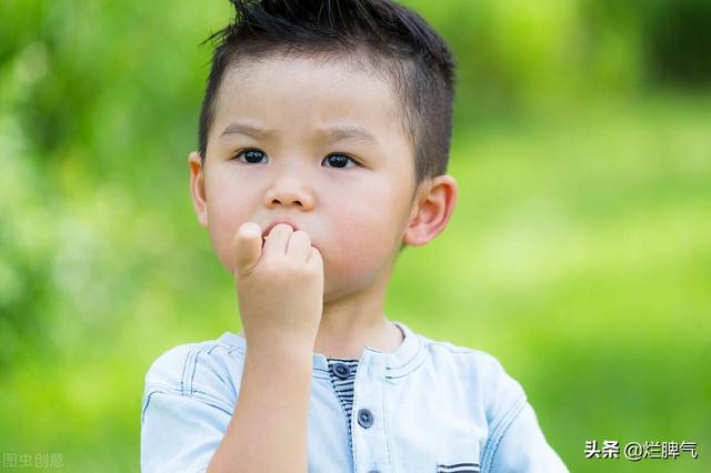 三岁宝宝蛔虫病症状:孩子三岁半，最近总是啃手指头，婆婆说是肚里有虫了，有可能吗？