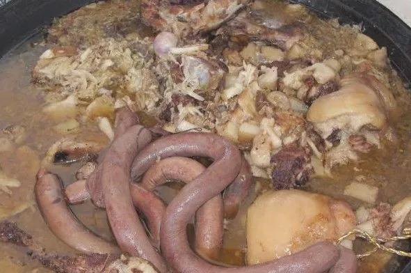 哈尔滨的杀猪菜是怎么做的，东北杀猪烀肉烩酸菜为什么叫杀猪菜