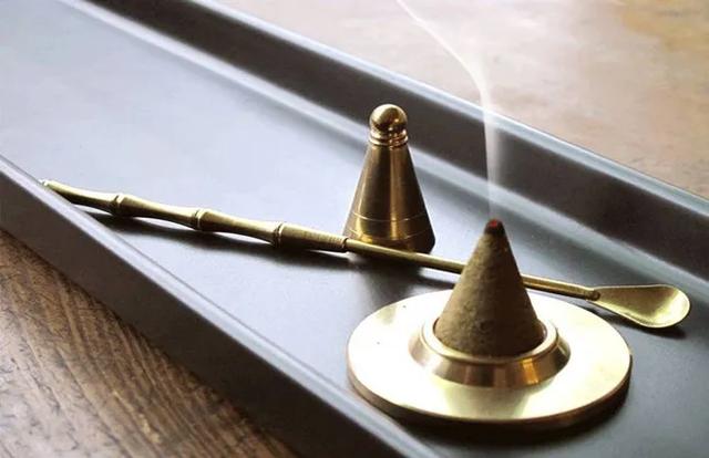 民间风水300年不传之秘,为什么中国人烧香都是烧3根，而不是4根？