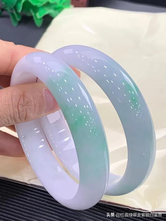 20万以上的玉镯图片,哪位大神帮我看一下，这样的手镯值多少钱？