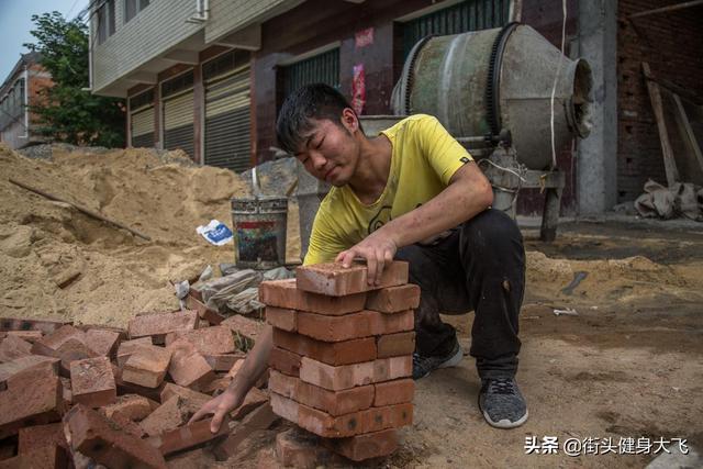 如果搬砖工人每天喝1勺蛋白粉他们的肌肉会变得有多强壮