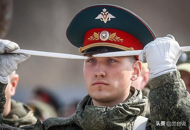 俄罗斯的军帽为什么那么大?有什么历史渊源吗?