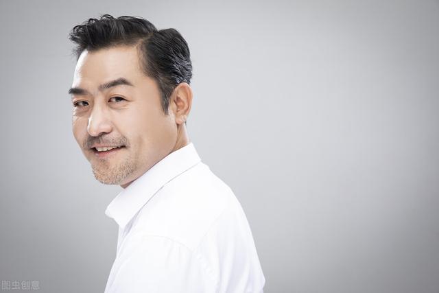 人到中年,为什么有的男人越来越有魅力了?-图4