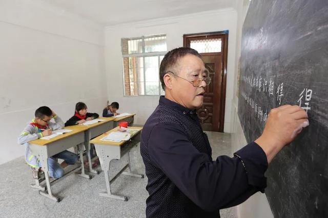 在深圳做教师工资怎么样，为什么清北硕士博士都去应聘深圳的老师考教师比公务员好吗